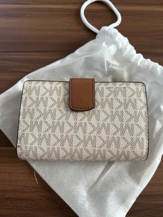 財布（古着・ファッション）の商品画像 - 査定依頼日：2025年9月30日 - 最高査定価格：3,000円