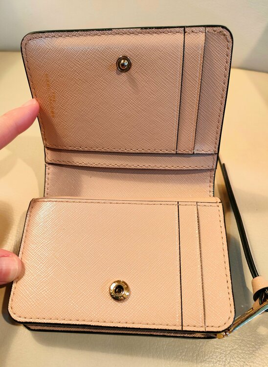 マークジェイコブス　ザ スナップショット ミニ コンパクトウォレット  二つ折り（古着・ファッション）の商品画像 - 査定依頼日：2026年3月22日 - 最高査定価格：1,500円