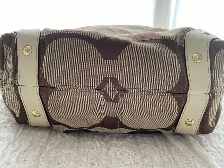 COACH コーチ シグネチャーショルダーバッグ 10619 肩掛け ベージュ系（ブランドバッグ）の商品画像 - 査定依頼日：2025年4月12日 - 最高査定価格：1,500円