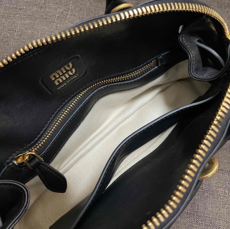 ミュウミュウ  （ブランドバッグ）の商品画像 - 査定依頼日：2025年8月19日 - 最高査定価格：300,000円