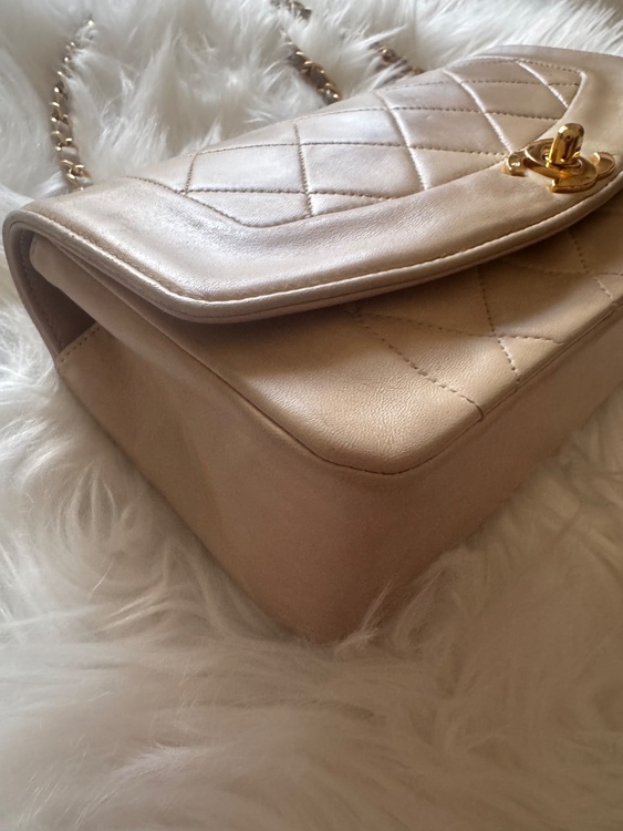 CHANEL ダイアナフラップ　ベージュ（ブランドバッグ）の商品画像 - 査定依頼日：2026年8月7日 - 最高査定価格：980,000円