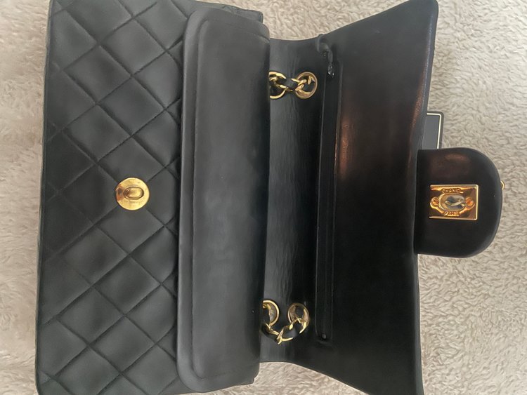 ダブルチェーンダブルフラップ（ブランドバッグ）の商品画像 - 査定依頼日：2022年9月20日 - 最高査定価格：400,000円