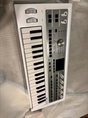 microKorg MK-2 メタリック&ホワイト（ピアノ・楽器・PA機材）の商品画像 - 査定依頼日：2025年12月25日 - 最高査定価格：30,000円