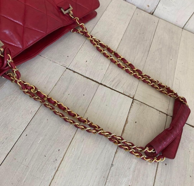 マトラッセチェーンショルダーレッド（ブランドバッグ）の商品画像 - 査定依頼日：2025年7月27日 - 最高査定価格：80,000円