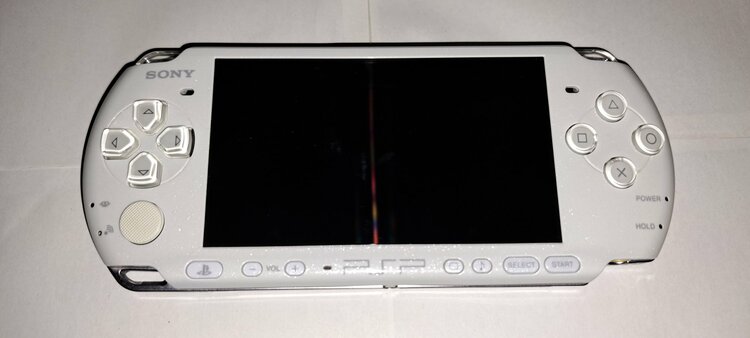 Playstation Portable PSP-3000 パールホワイト（ゲーム機本体・ゲームソフト）の商品画像 - 査定依頼日：2026年7月15日 - 最高査定価格：4,000円