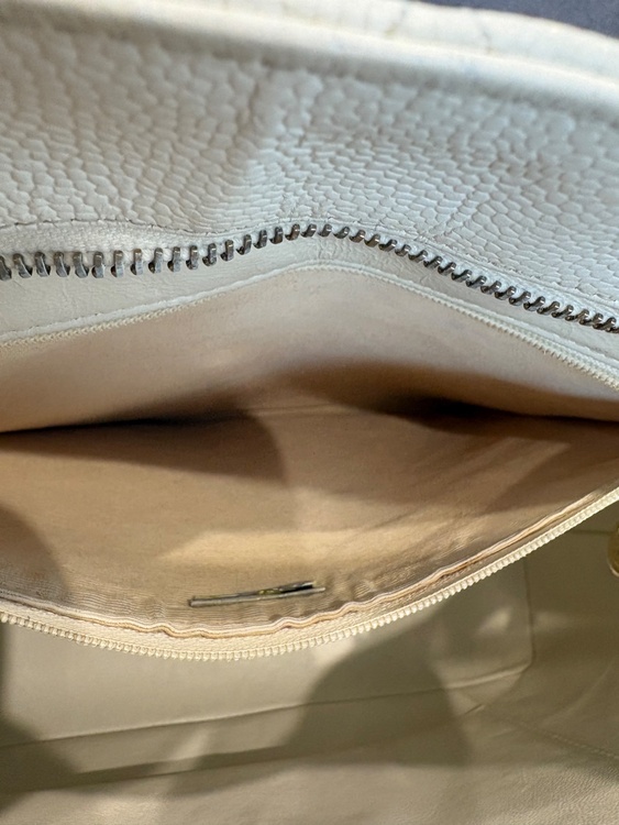 CHANEL 復刻トート ホワイト ゴールドファスナー（ブランドバッグ）の商品画像 - 査定依頼日：2026年6月16日 - 最高査定価格：140,000円