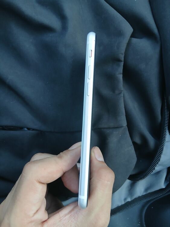 iPhoneSE第2世代 64GB（スマホ）の商品画像 - 査定依頼日：2025年10月1日 - 最高査定価格：10,000円