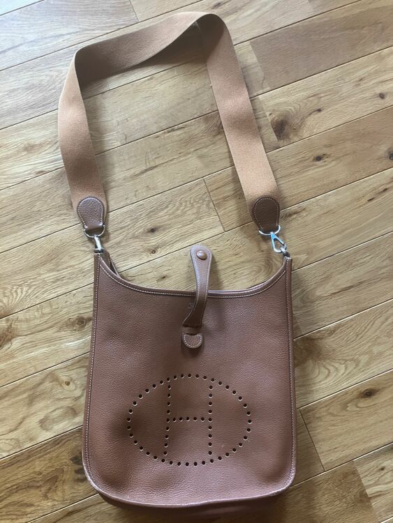 エブリン　S キャメル　（ブランドバッグ）の商品画像 - 査定依頼日：2025年8月5日 - 最高査定価格：250,000円