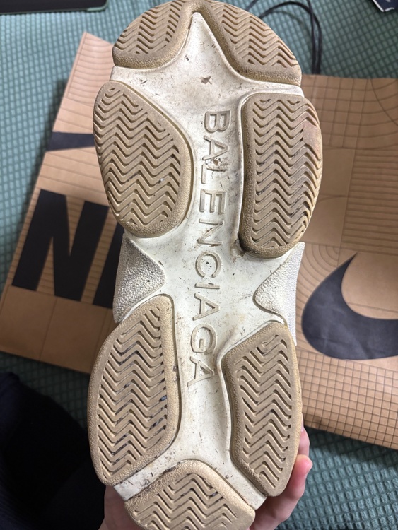 BALENCIAGA Triple S（古着・ファッション）の商品画像 - 査定依頼日：2026年4月11日 - 最高査定価格：13,000円