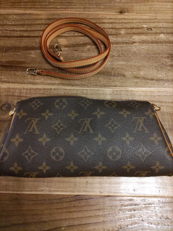 エヴァ M95567（ブランドバッグ）の商品画像 - 査定依頼日：2022年4月18日 - 最高査定価格：120,000円