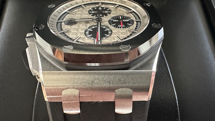 オーデマピゲ ロイヤルオークオフショア 26400S（高級時計）の商品画像 - 査定依頼日：2025年9月5日 - 最高査定価格：3,000,000円