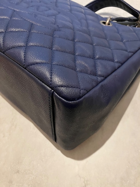 GSTトート　ネイビー　キャビアスキン（ブランドバッグ）の商品画像 - 査定依頼日：2026年3月5日 - 最高査定価格：240,000円