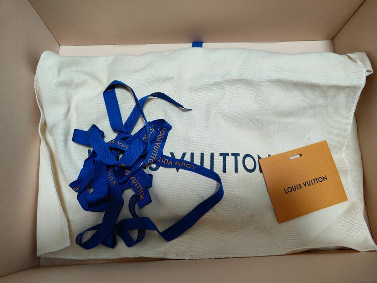 ピローシリーズ　ショルダー（ブランドバッグ）の商品画像 - 査定依頼日：2025年7月27日 - 最高査定価格：255,000円