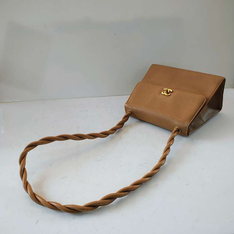 シャネル キャビアスキン ツイストハンドル 2wayハンドバッグベージュ G金具（ブランドバッグ）の商品画像 - 査定依頼日：2025年4月7日 - 最高査定価格：300,000円