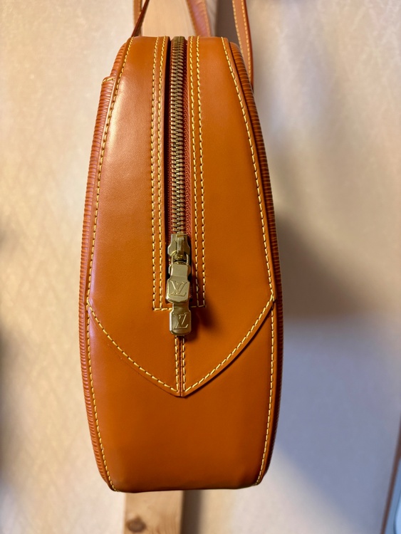 LOUIS VUITTON エピヴォルテール　ケニアブラウンM52438 新同品（ブランドバッグ）の商品画像 - 査定依頼日：2026年2月4日 - 最高査定価格：40,000円