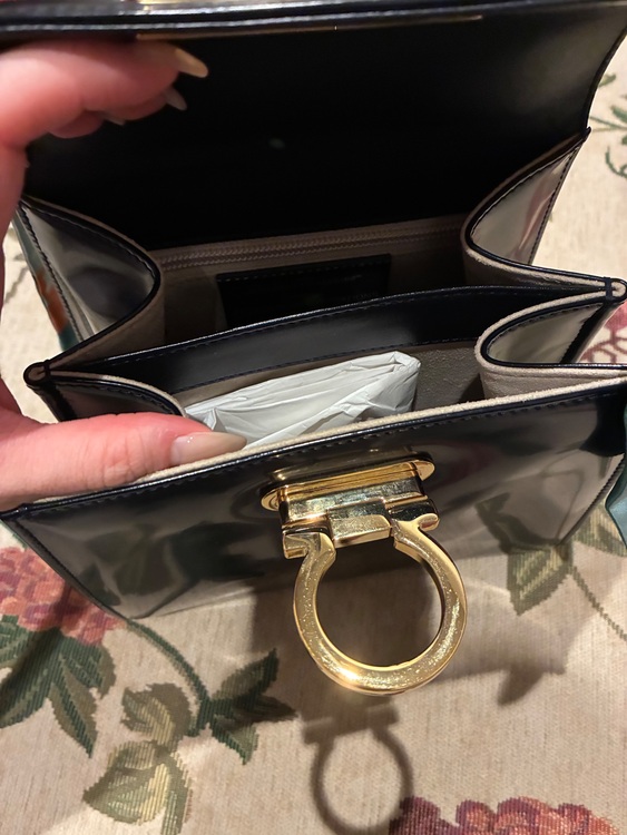 フェラガモ  （ブランドバッグ）の商品画像 - 査定依頼日：2025年9月28日 - 最高査定価格：30,000円