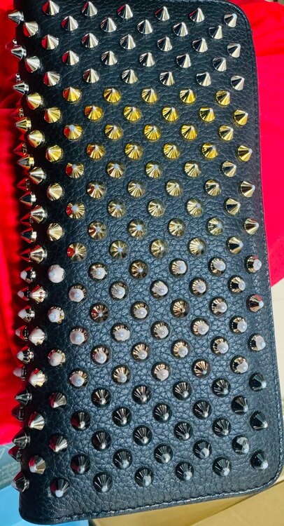 ルブタン　（ブランド財布・小物）の商品画像 - 査定依頼日：2024年11月17日 - 最高査定価格：3,000円