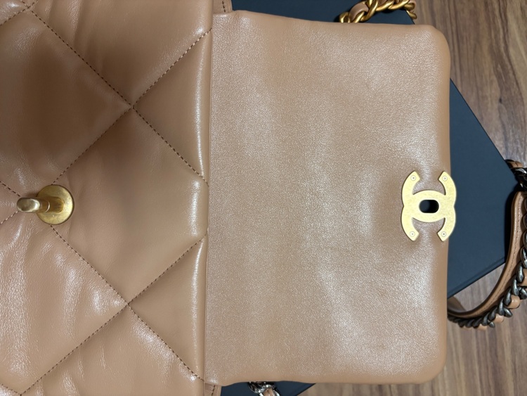 シャネル19 AS1160（ブランドバッグ）の商品画像 - 査定依頼日：2025年6月4日 - 最高査定価格：450,000円