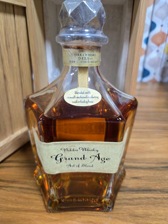 ニッカウヰスキー グランドエイジ Art of Blend（高級木箱・しおり冊子付き）660ml 43%（お酒）の商品画像 - 査定依頼日：2026年8月13日 - 最高査定価格：6,500円
