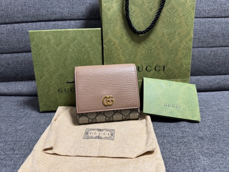 ダブルGバイカラーミディアムウォレット（ブランド財布・小物）の商品画像 - 査定依頼日：2025年10月14日 - 最高査定価格：15,000円