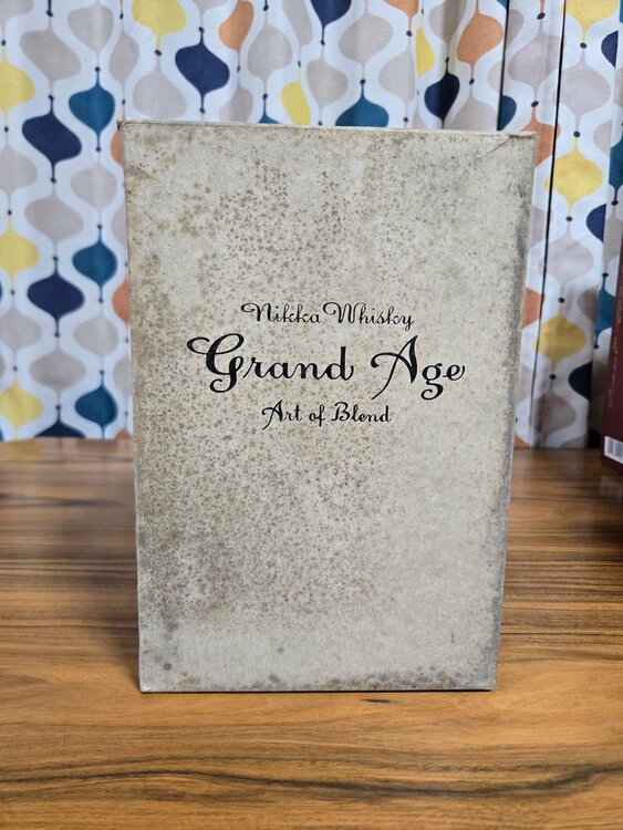 ニッカウヰスキー グランドエイジ Art of Blend（高級木箱・しおり冊子付き）660ml 43%（お酒）の商品画像 - 査定依頼日：2026年8月13日 - 最高査定価格：6,500円