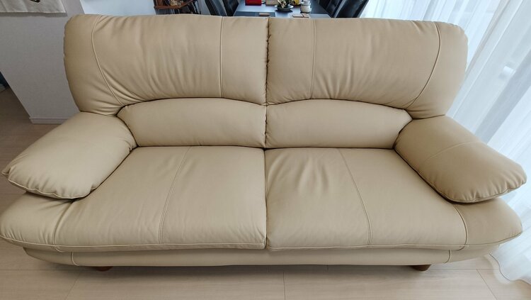 関家具　三人掛けソファ　スイート8　本皮/色：アイボリー　脚：木製丸型ブラウン（家具・寝具）の商品画像 - 査定依頼日：2025年12月21日 - 最高査定価格：7,000円