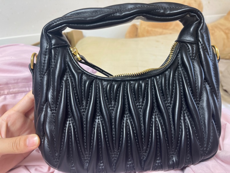 ミュウミュウ  （ブランドバッグ）の商品画像 - 査定依頼日：2025年6月5日 - 最高査定価格：180,000円