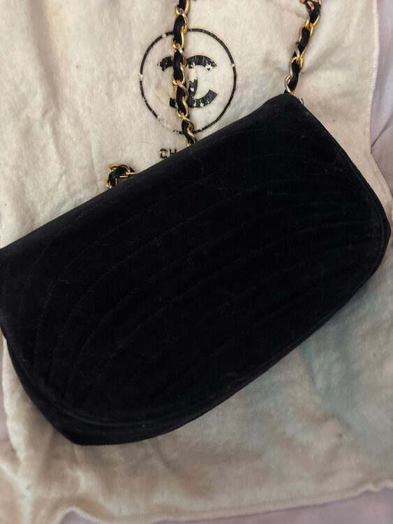 半月形のベロア製　金鎖の肩掛け（ブランド財布・小物）の商品画像 - 査定依頼日：2025年2月11日 - 最高査定価格：60,000円