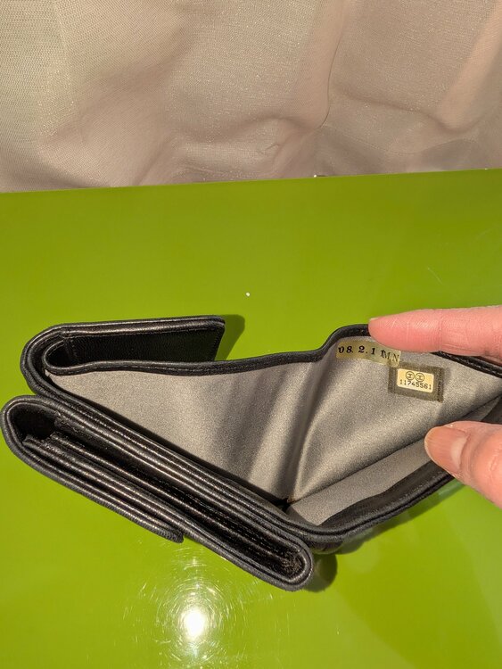 カメリア二つ折り財布（ブランド財布・小物）の商品画像 - 査定依頼日：2026年1月10日 - 最高査定価格：10,000円