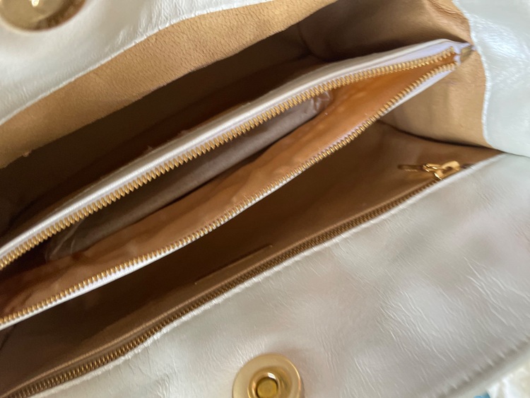 ショルダーバッグ　白（ブランドバッグ）の商品画像 - 査定依頼日：2025年10月8日 - 最高査定価格：38,000円