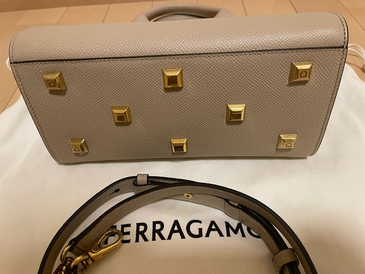 フェラガモ  （ブランドバッグ）の商品画像 - 査定依頼日：2025年2月26日 - 最高査定価格：49,000円