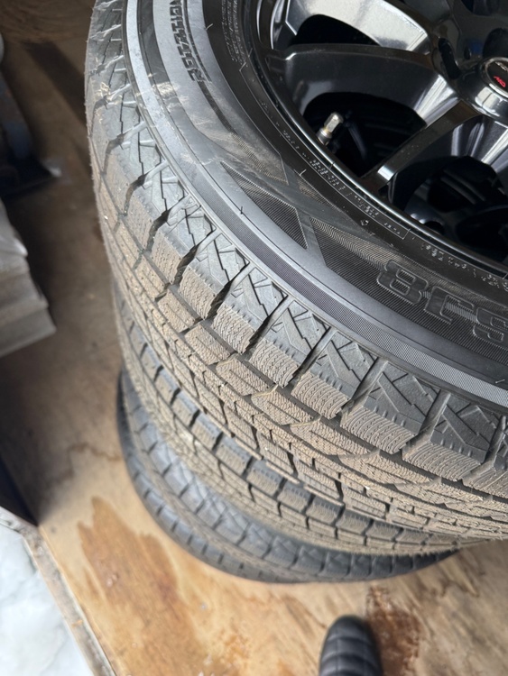 17インチスタッドレスホイルタイヤ（カー用品）の商品画像 - 査定依頼日：2026年3月5日 - 最高査定価格：5,000円