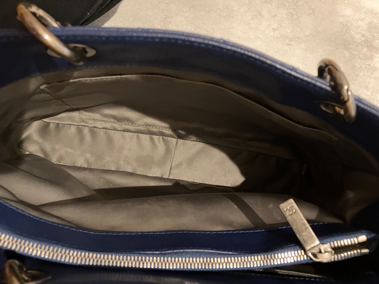 GSTトート　ネイビー　キャビアスキン（ブランドバッグ）の商品画像 - 査定依頼日：2026年3月5日 - 最高査定価格：240,000円