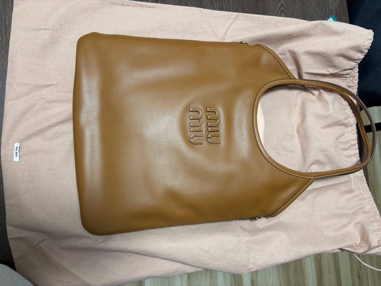 ミュウミュウ  （ブランドバッグ）の商品画像 - 査定依頼日：2025年12月24日 - 最高査定価格：210,000円