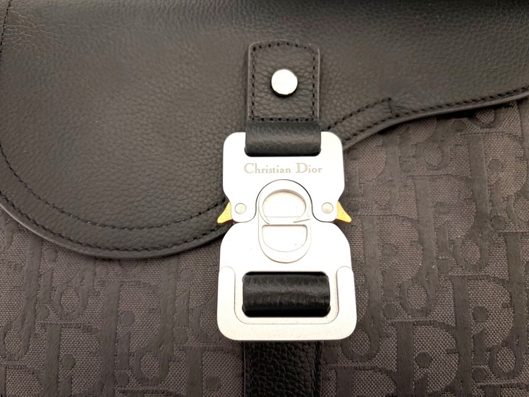 ディオール　オブリーク サドル フラップ メッセンジャーバッグ　スモール　黒　ジ（ブランドバッグ）の商品画像 - 査定依頼日：2026年1月9日 - 最高査定価格：160,000円