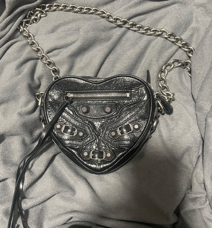 Le Cagole Heart Crossbody Bag Mini（ブランドバッグ）の商品画像 - 査定依頼日：2026年7月12日 - 最高査定価格：120,000円