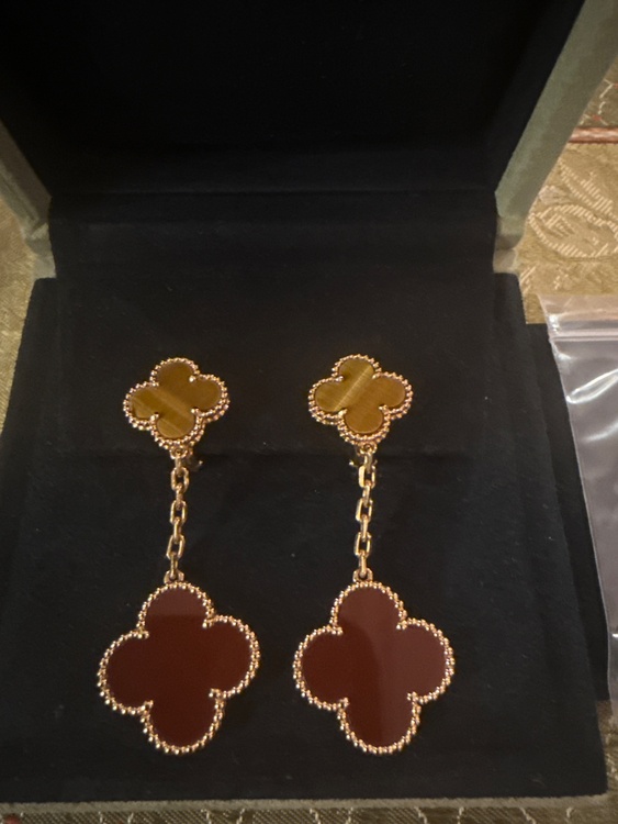 ヴァンクリーフ  マジックアルハンブラ2モチーフイヤリングカーネリアンタイガーズ（金・貴金属）の商品画像 - 査定依頼日：2026年3月22日 - 最高査定価格：1,180,000円