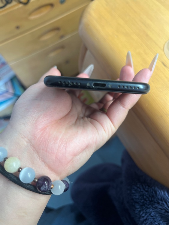 iPhone SE (第 2 世代) 128GB docomo（スマホ）の商品画像 - 査定依頼日：2026年4月28日 - 最高査定価格：15,000円