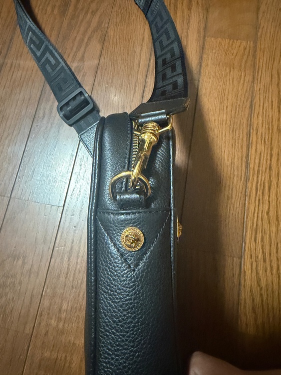 ヴェルサーチ　ショルダーバッグ　メデューサ　ゴールド金具　レザー　黒（ブランドバッグ）の商品画像 - 査定依頼日：2026年3月11日 - 最高査定価格：10,000円