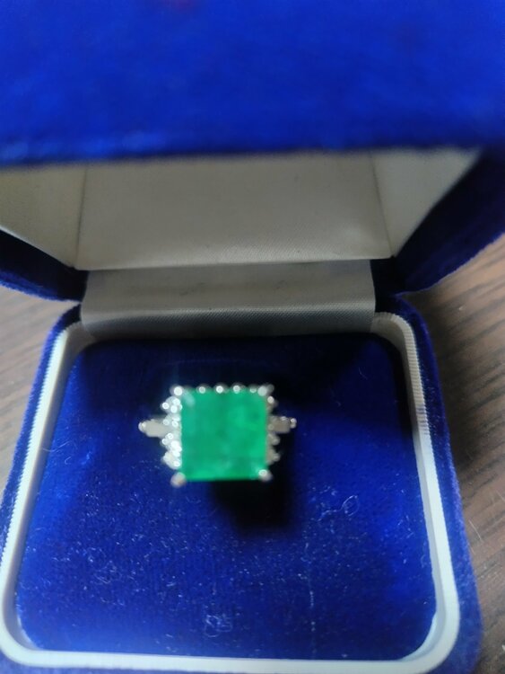 エメラルドリングダイアつき（金・貴金属）の商品画像 - 査定依頼日：2025年12月6日 - 最高査定価格：500,000円