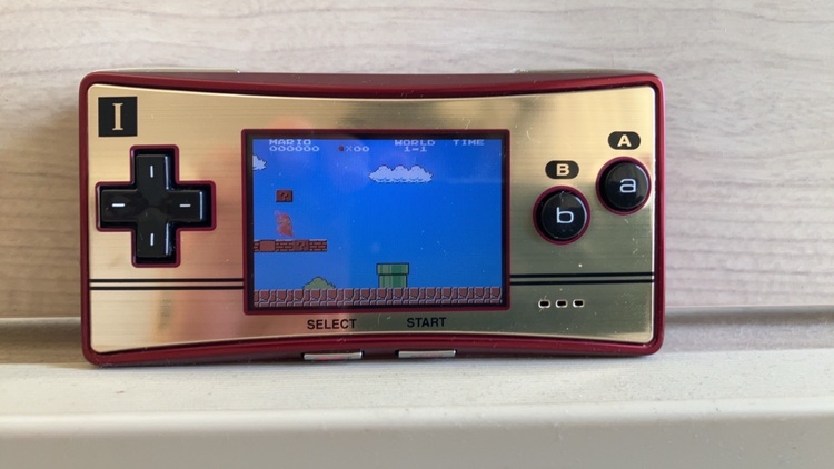 「ゲームボーイミクロ ファミコンバージョン」と「スーパーマリオブラザーズ」のソフ（ゲーム機本体・ゲームソフト）の商品画像 - 査定依頼日：2025年8月16日 - 最高査定価格：20,000円