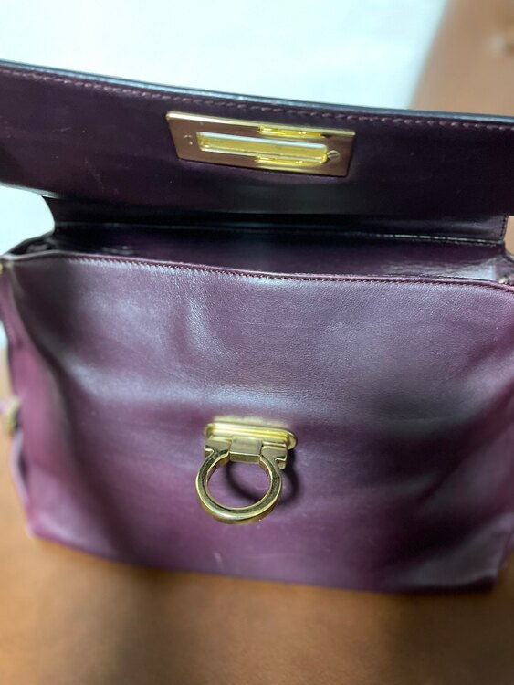 フェラガモ  （ブランドバッグ）の商品画像 - 査定依頼日：2025年5月24日 - 最高査定価格：5,000円