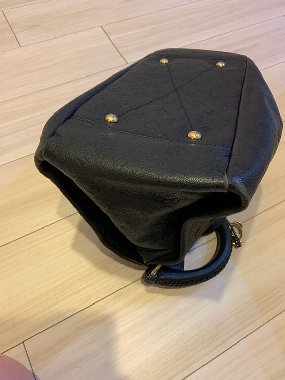 アーツィ　紺色（ブランドバッグ）の商品画像 - 査定依頼日：2025年5月9日 - 最高査定価格：250,000円