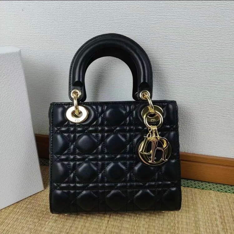 レディディオール MYABC（ブランドバッグ）の商品画像 - 査定依頼日：2023年9月1日 - 最高査定価格：400,000円