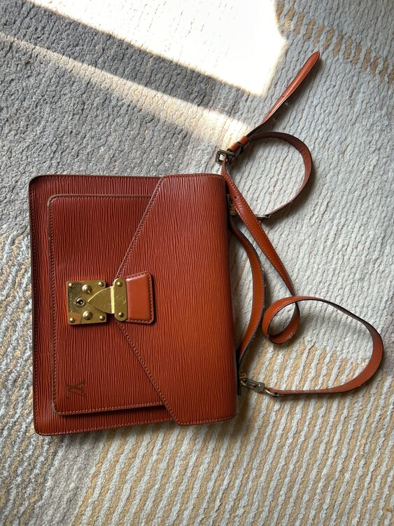 ルイヴィトン エピ （ブランドバッグ）の商品画像 - 査定依頼日：2025年4月29日 - 最高査定価格：30,000円