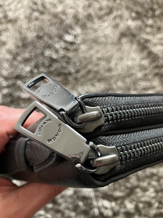 COACHダブルファスナー長財布（ブランドバッグ）の商品画像 - 査定依頼日：2026年1月28日 - 最高査定価格：2,500円