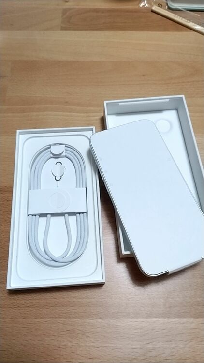 iPhone 16e 128GB Softbank（スマホ）の商品画像 - 査定依頼日：2025年10月2日 - 最高査定価格：59,000円