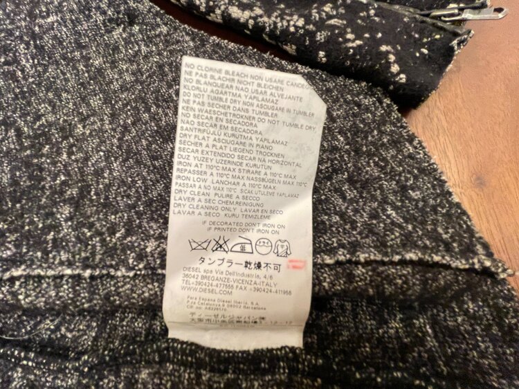 ディーゼルブラックゴールドジャケット（古着・ファッション）の商品画像 - 査定依頼日：2024年12月12日 - 最高査定価格：500円