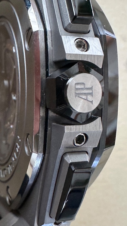 オーデマピゲ ロイヤルオークオフショア 26400S（高級時計）の商品画像 - 査定依頼日：2025年9月5日 - 最高査定価格：3,000,000円