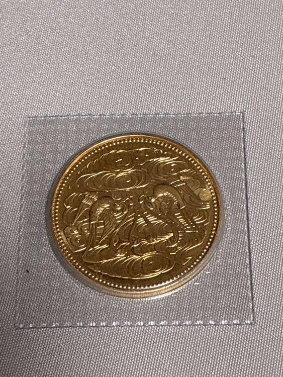 １０万円金貨　天皇陛下御在位６０年記念　（金・貴金属）の商品画像 - 査定依頼日：2026年4月13日 - 最高査定価格：480,000円